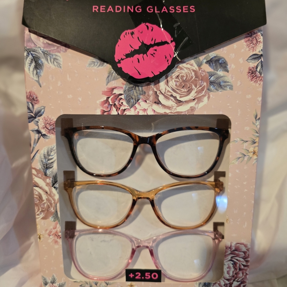 Betsey Johnson Reading Glasses Set - Picture 4 of 4